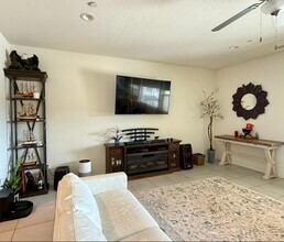 2093 Cortner St, Unit 4 in Hanford, CA - Building Photo - Building Photo