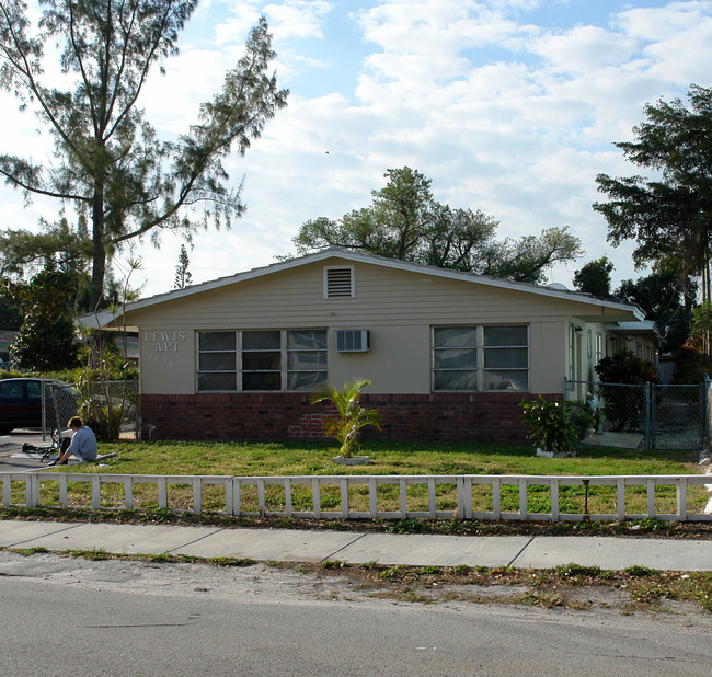 2456 Lincoln St in Hollywood, FL - Building Photo - Building Photo