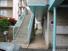 712 Ekela Ave in Honolulu, HI - Building Photo