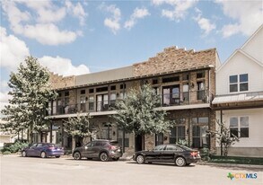 1121 N Academy Ave in New Braunfels, TX - Building Photo
