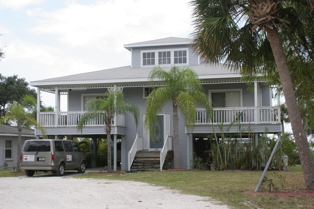780-784 S McCall Rd in Englewood, FL - Building Photo