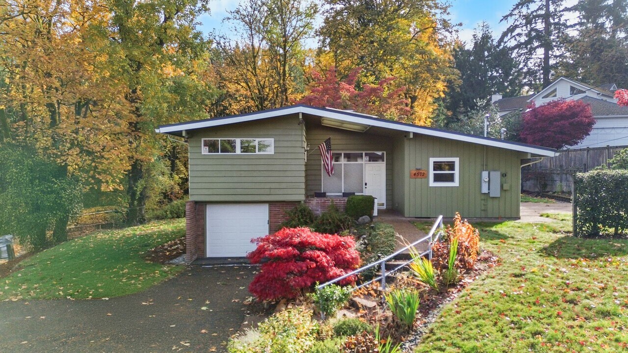 4572 151st Ave SE in Bellevue, WA - Building Photo