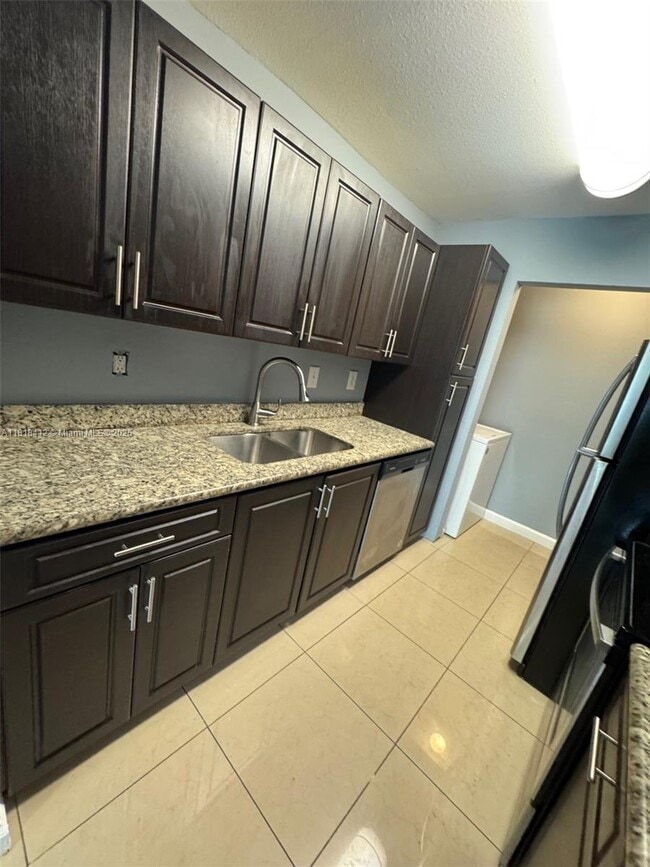 8787 NW 39th St in Sunrise, FL - Foto de edificio - Building Photo