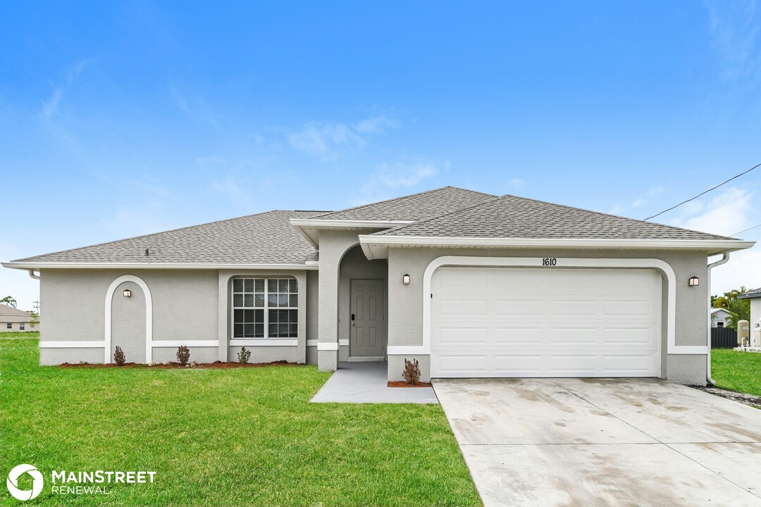 1610 NE 43rd Terrace in Cape Coral, FL - Building Photo