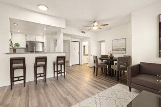 Cahuenga Heights in Los Angeles, CA - Foto de edificio - Building Photo