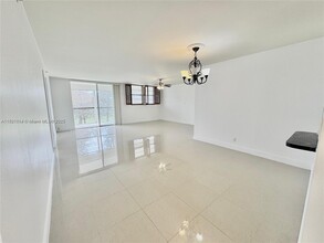 3150 W Rolling Hills Cir, Unit 307 in Davie, FL - Building Photo - Building Photo