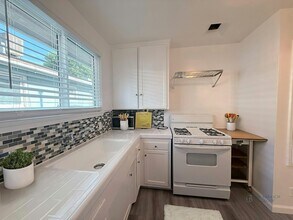 504 N Hollywood Way in Burbank, CA - Building Photo - Building Photo