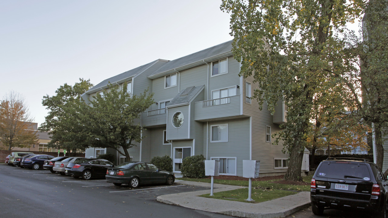 Courtyard at North Beacon in Brighton, MA - Foto de edificio