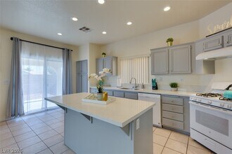 7886 Blue Brook Dr in Las Vegas, NV - Building Photo - Building Photo