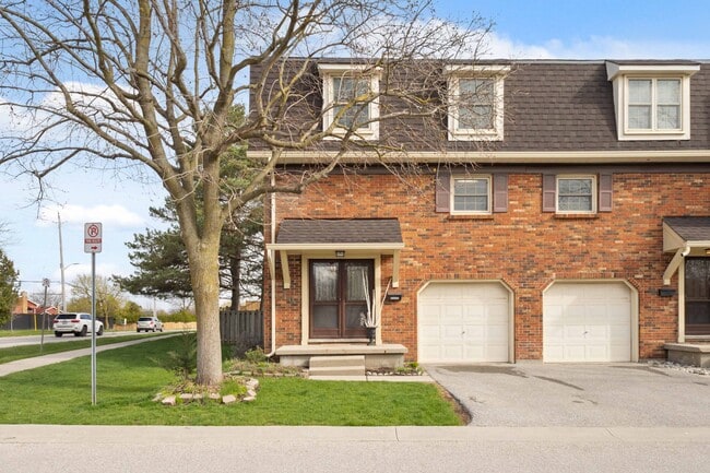 Gorgeous 3 Bedroom Townhome in Pondmills in London, ON - Building Photo - Building Photo