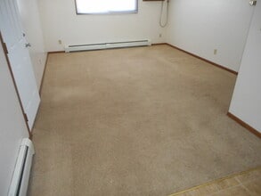 940 Eisenhower Rd in Hiawatha, IA - Building Photo - Building Photo