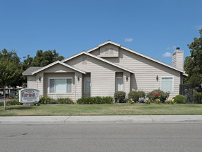 Claremont Senior Apartments in Clovis, CA - Foto de edificio - Building Photo