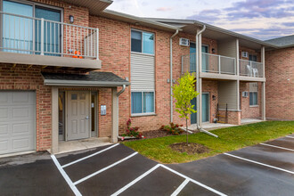 Village Creek Estates in Green Bay, WI - Foto de edificio - Building Photo