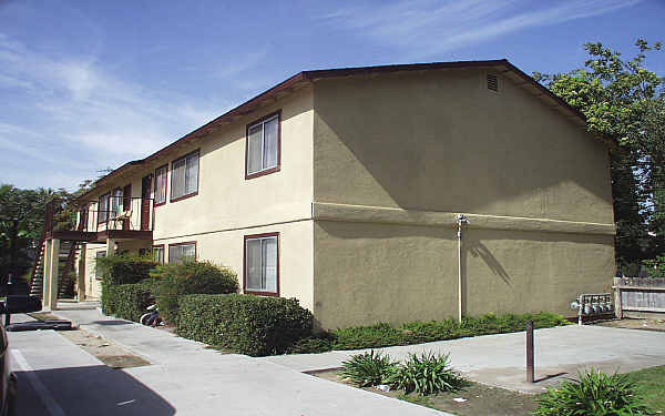 1512 W C St in Kerman, CA - Foto de edificio - Building Photo