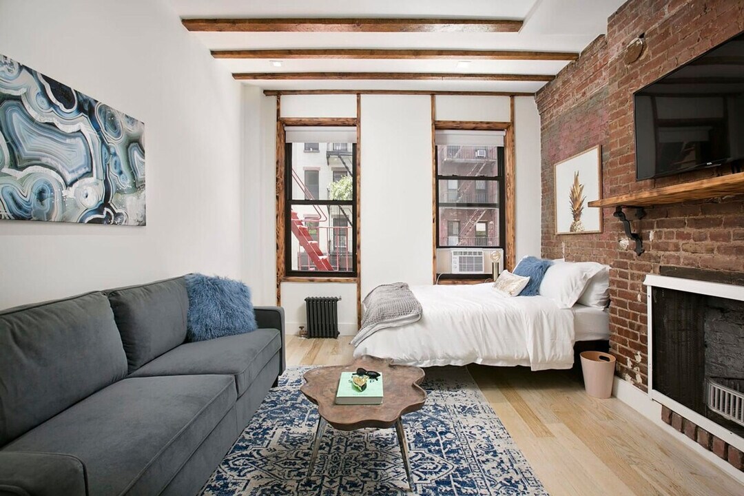 241 E 24th St in New York, NY - Building Photo