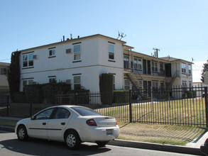 44072 Beech Ave in Lancaster, CA - Foto de edificio - Building Photo