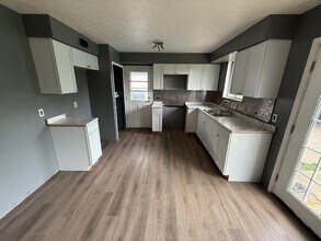 6446 Wolf Rd in Brook Park, OH - Foto de edificio - Building Photo