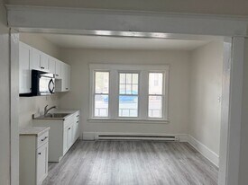 1020 W Market St, Unit Apt 1 in Pottsville, PA - Building Photo