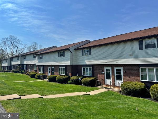 221-239 Catalpa Ln in Red Lion, PA - Building Photo