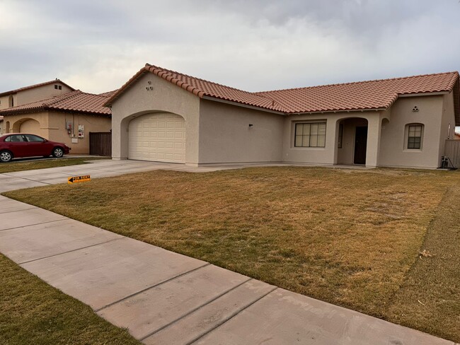 950 Jacaranda Dr in El Centro, CA - Foto de edificio - Building Photo