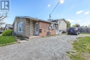 58 Dorchester Blvd in St Catharines, ON - Building Photo