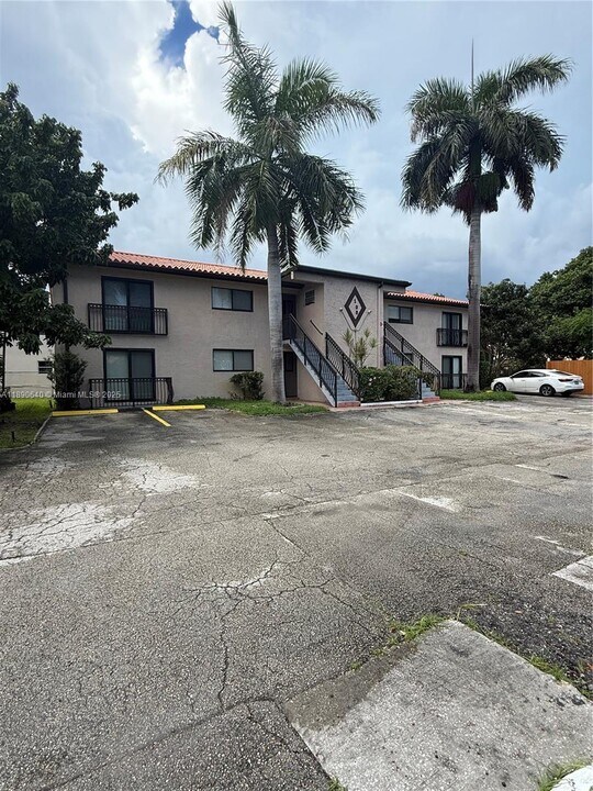 100 SE 5th Ave in Hallandale Beach, FL - Building Photo