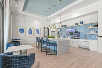 Marlowe Jacaranda in Venice, FL - Foto de edificio - Building Photo