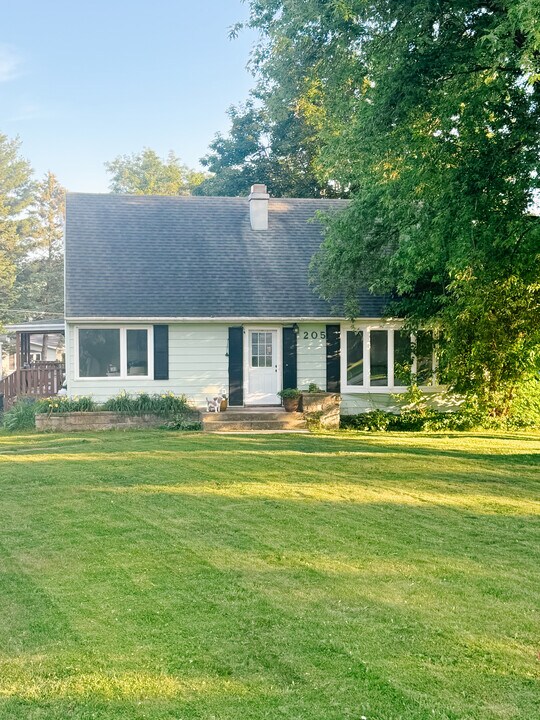 205 Fairview Dr in Walworth, WI - Building Photo