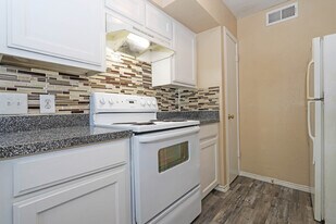 Courtyard on Calmont in Fort Worth, TX - Building Photo