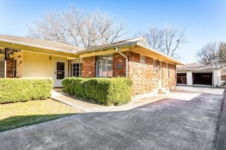 6520 St Moritz Ave in Dallas, TX - Foto de edificio - Building Photo