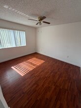 8023 Lake Dr, Unit 205 in Doral, FL - Foto de edificio - Building Photo