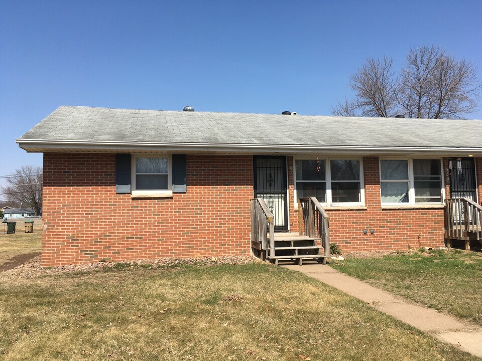 406-408 Terrace Dr in Chippewa Falls, WI - Building Photo