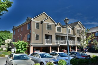 The Village at Sun Valley in Florham Park, NJ - Building Photo - Building Photo
