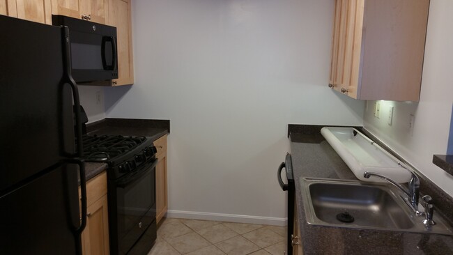 22 Waterfall Dr, Unit L in Canton, MA - Foto de edificio - Building Photo