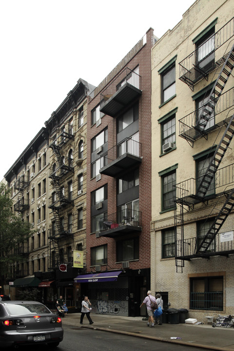 212 E 10th St in New York, NY - Building Photo