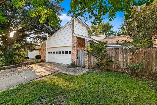 property at 812 Fleetwood Pl Dr