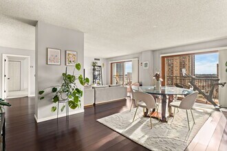 1225 Lasalle Ave, Unit 1404 in Minneapolis, MN - Foto de edificio - Building Photo