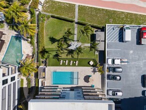 5845 Collins Ave in Miami Beach, FL - Foto de edificio - Building Photo
