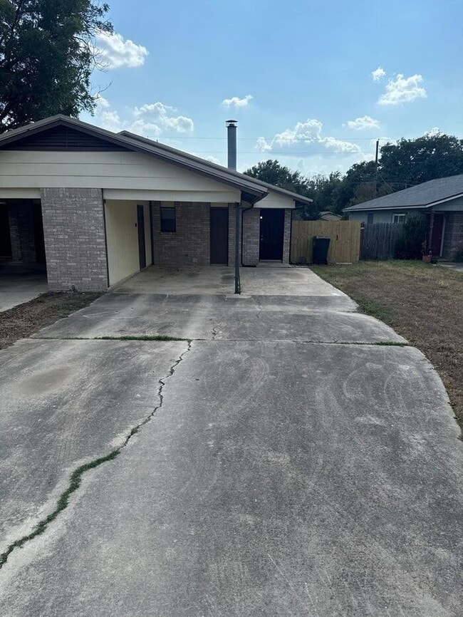 904 N Bishop St in San Marcos, TX - Foto de edificio - Building Photo