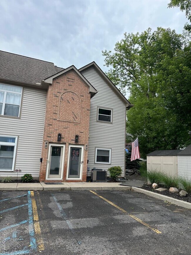 40 Park Island Dr in Lake Orion, MI - Foto de edificio - Building Photo