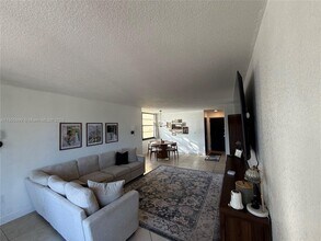 13100 SW 92nd Ave in Miami, FL - Building Photo - Building Photo