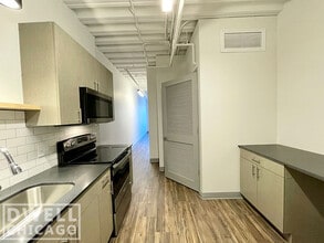 911 W Dakin St, Unit 1 in Chicago, IL - Building Photo - Building Photo