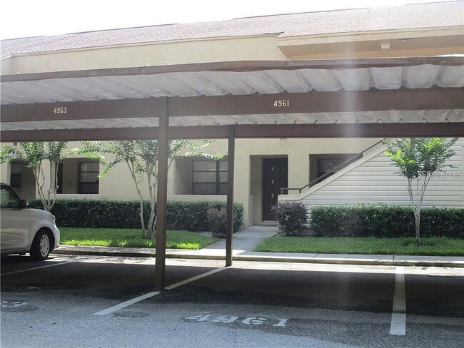 4957 Puritan Cir in Tampa, FL - Foto de edificio - Building Photo