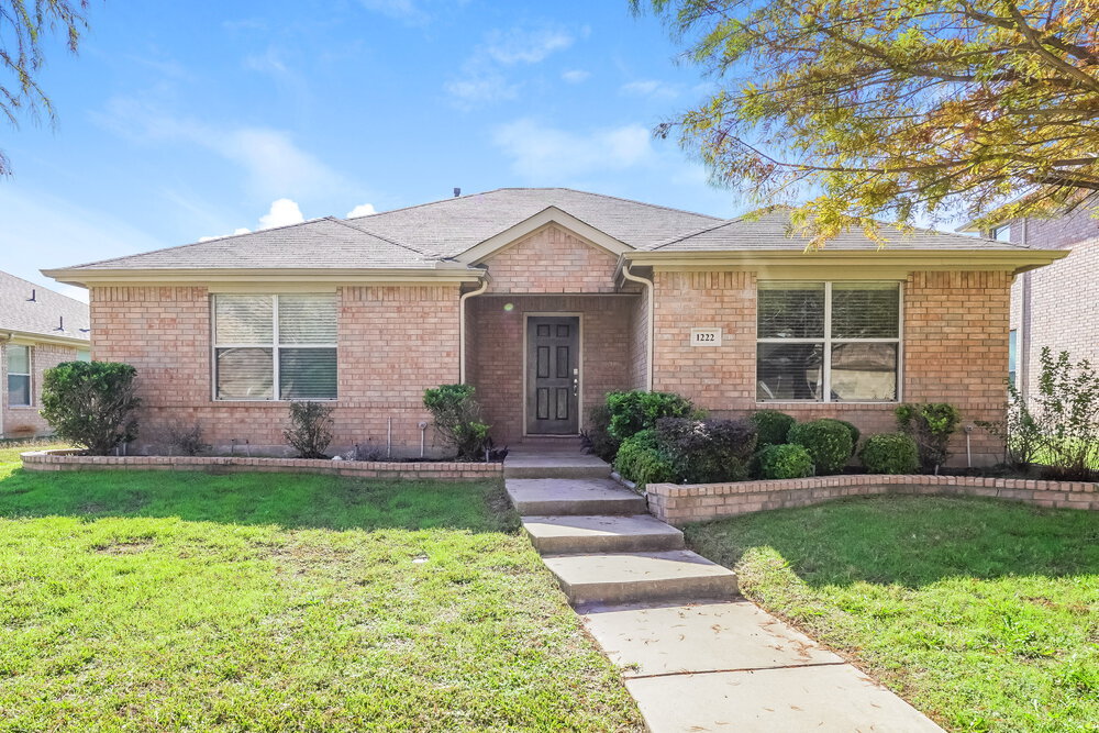 1222 Alhambra Dr in Lancaster, TX - Building Photo