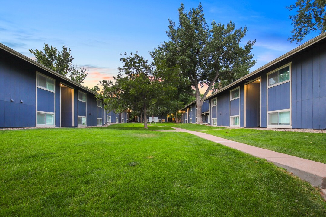 Broadridge Flats and Townhomes in Littleton, CO - Building Photo