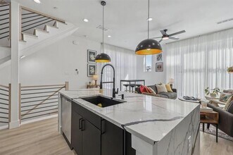 2038 N Prairie Ave in Dallas, TX - Building Photo - Building Photo