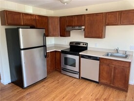 7 New St in Danbury, CT - Building Photo