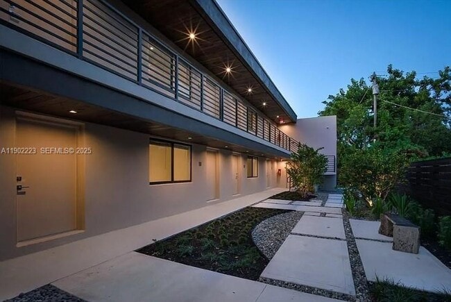 1273 NE 38th St in Oakland Park, FL - Foto de edificio - Building Photo