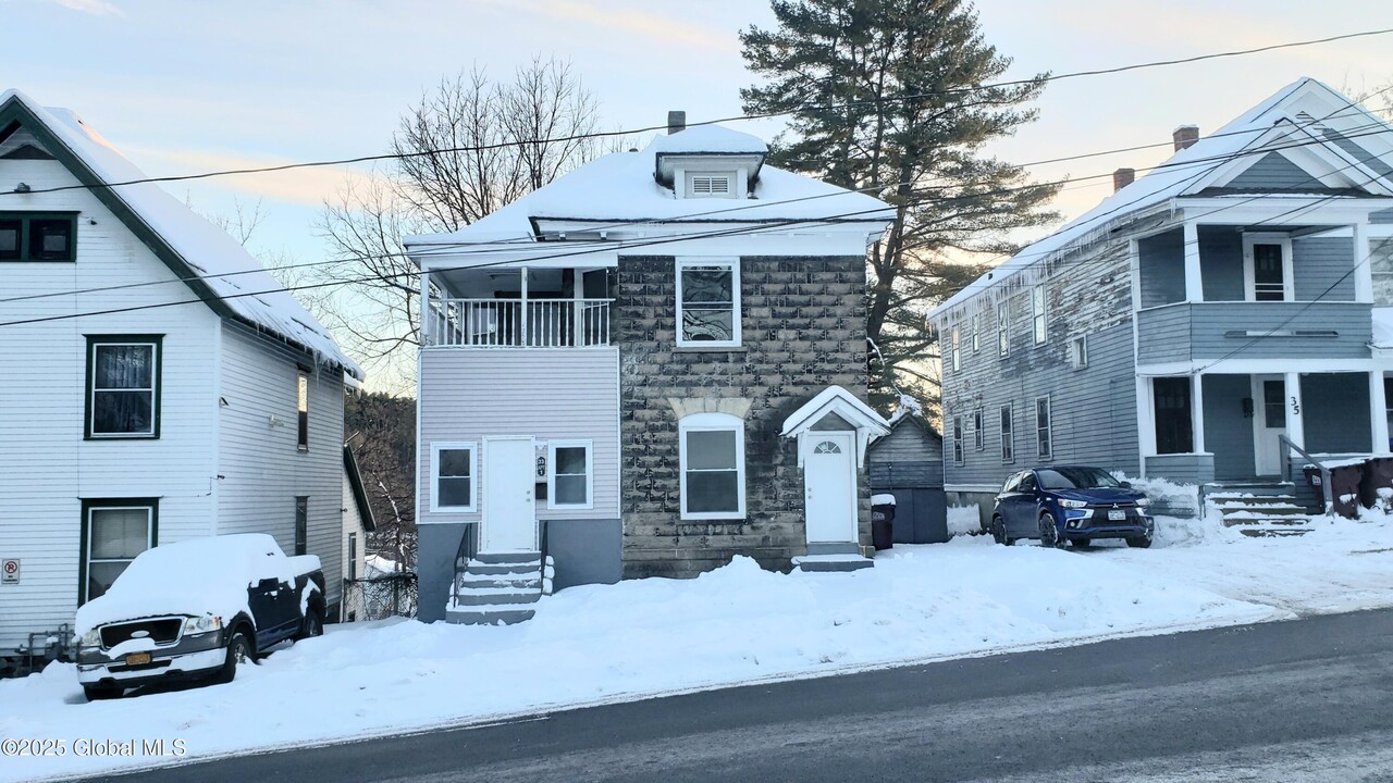 33 E Pine St in Gloversville, NY - Building Photo