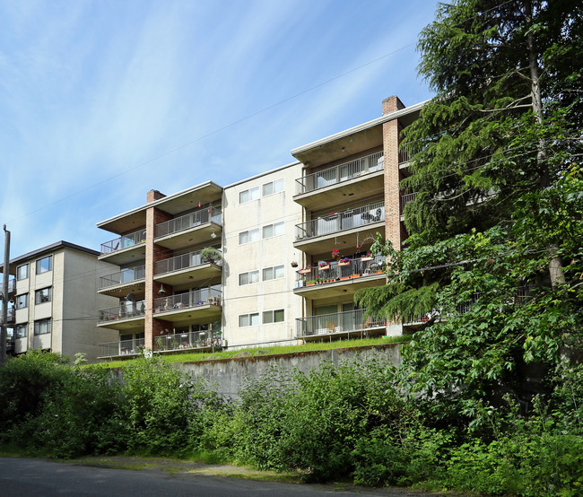 Lynn Plaza Apartments in Seattle, WA - Building Photo - Building Photo